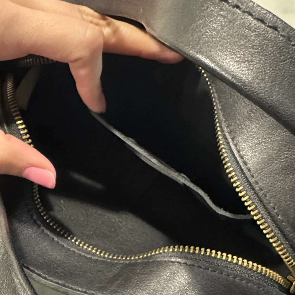 Madewell Sydney Zip-Top Crossbody Bag - Picture 7 of 10